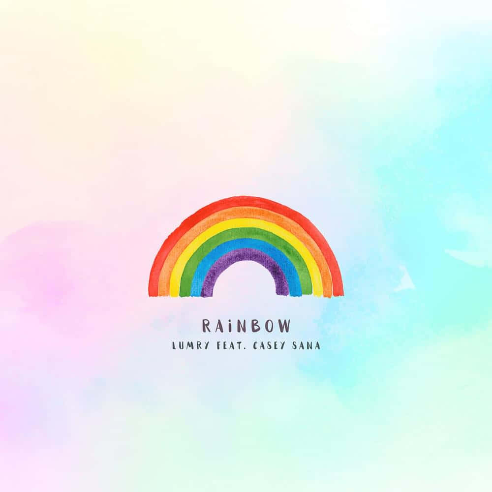 可愛LGBT彩虹Lumry專輯封面 壁紙 — 一道充滿活力的水彩彩虹橫跨柔和粉彩天空，帶有溫柔的色彩漸變。