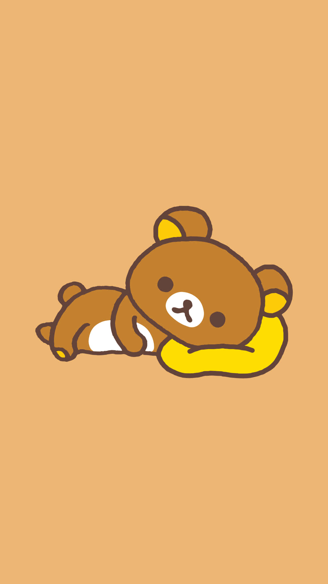 可愛Rilakkuma毛絨玩偶的迷人姿態 壁紙 — 一隻可愛的棕色卡通熊在純蜜桃色背景上的黃色枕頭上安然入睡。
