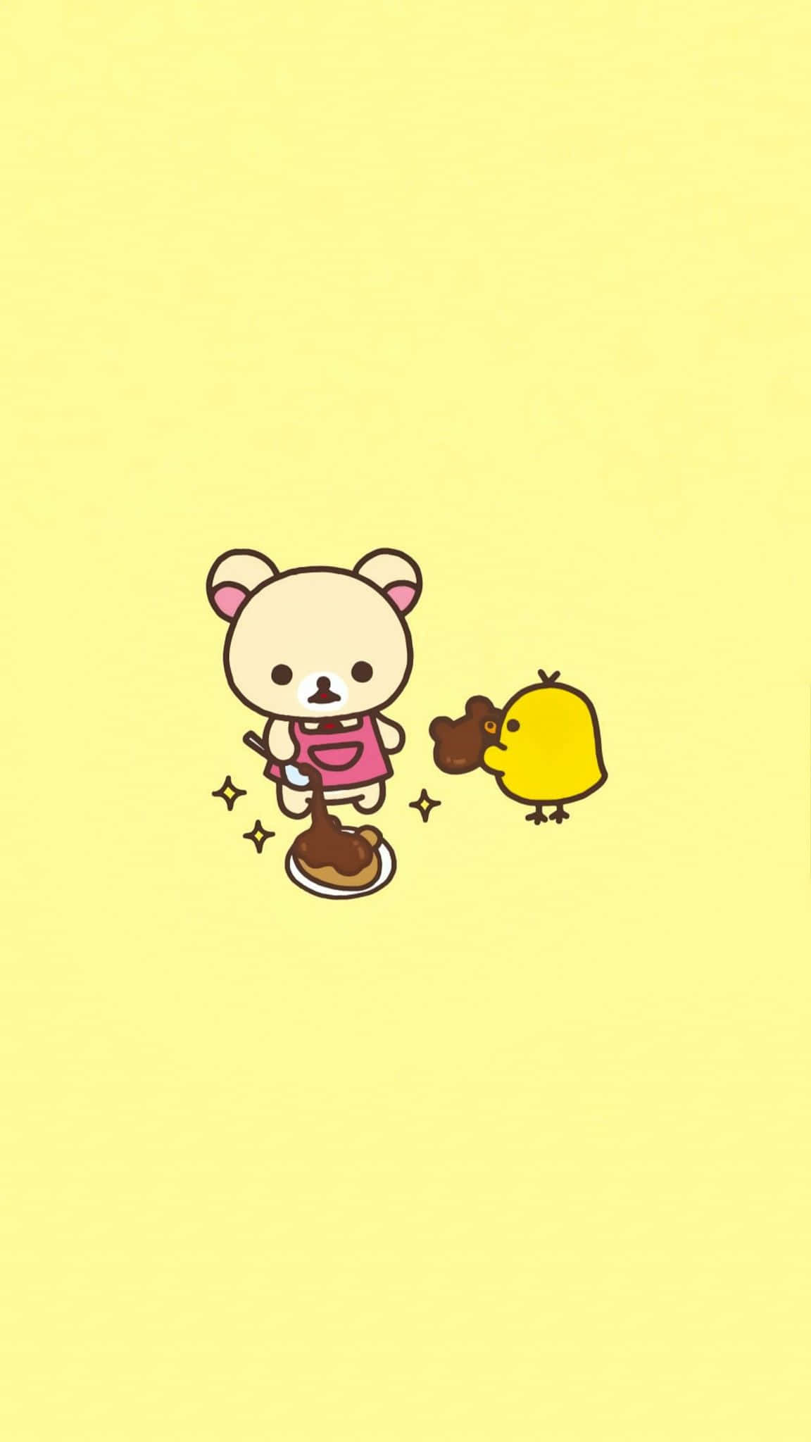 「可愛Rilakkuma熊享受美味食物」 壁紙 — 一隻穿著粉紅色圍裙的可愛熊，在柔和的黃色背景前，為一隻黃色小鳥送上朱古力布甸。
