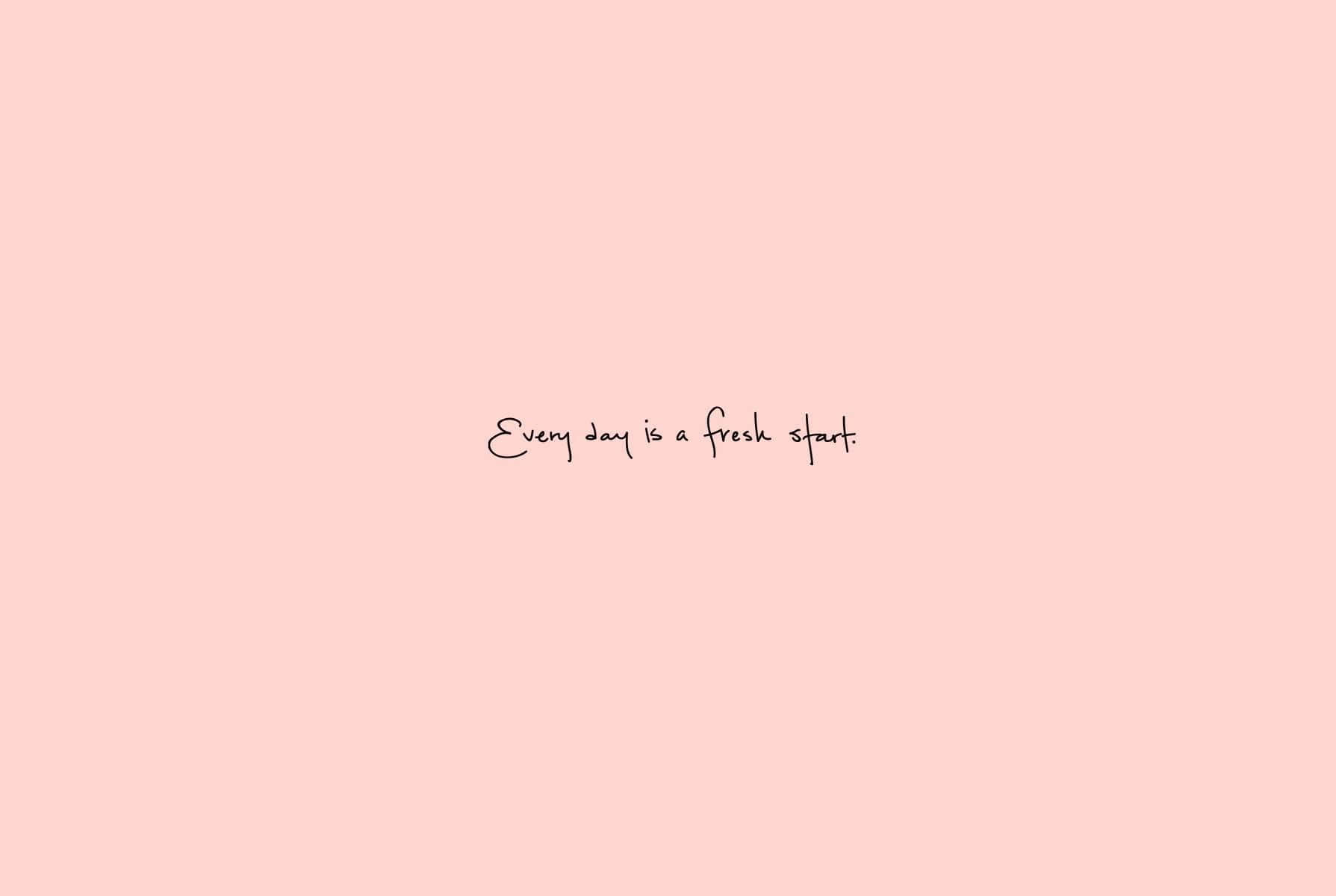 在柔和粉紅色背景上手寫的引文「Every day is a fresh start」