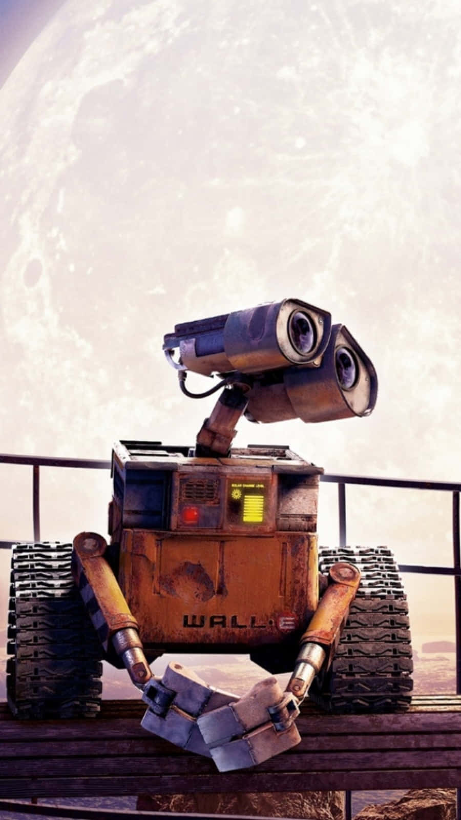機械人 Wall-E 坐在欄杆上，看著貧瘠景觀中的巨大月亮。