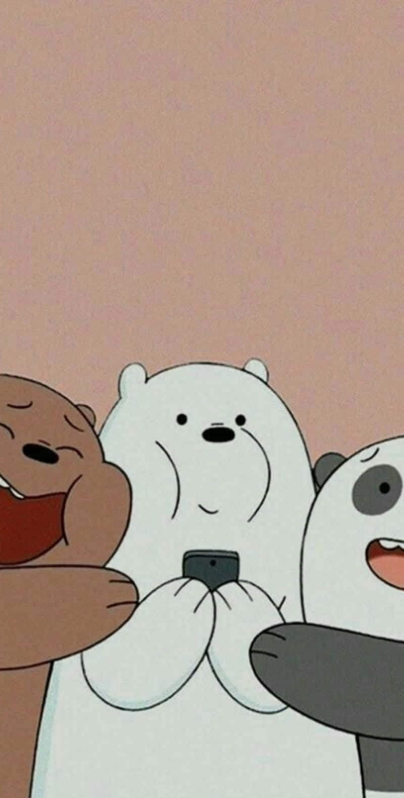 可愛We Bare Bears米色背景 壁紙 — 三隻卡通熊開心咁聚埋一齊，喺柔和粉紅色背景前揸住一部電話。