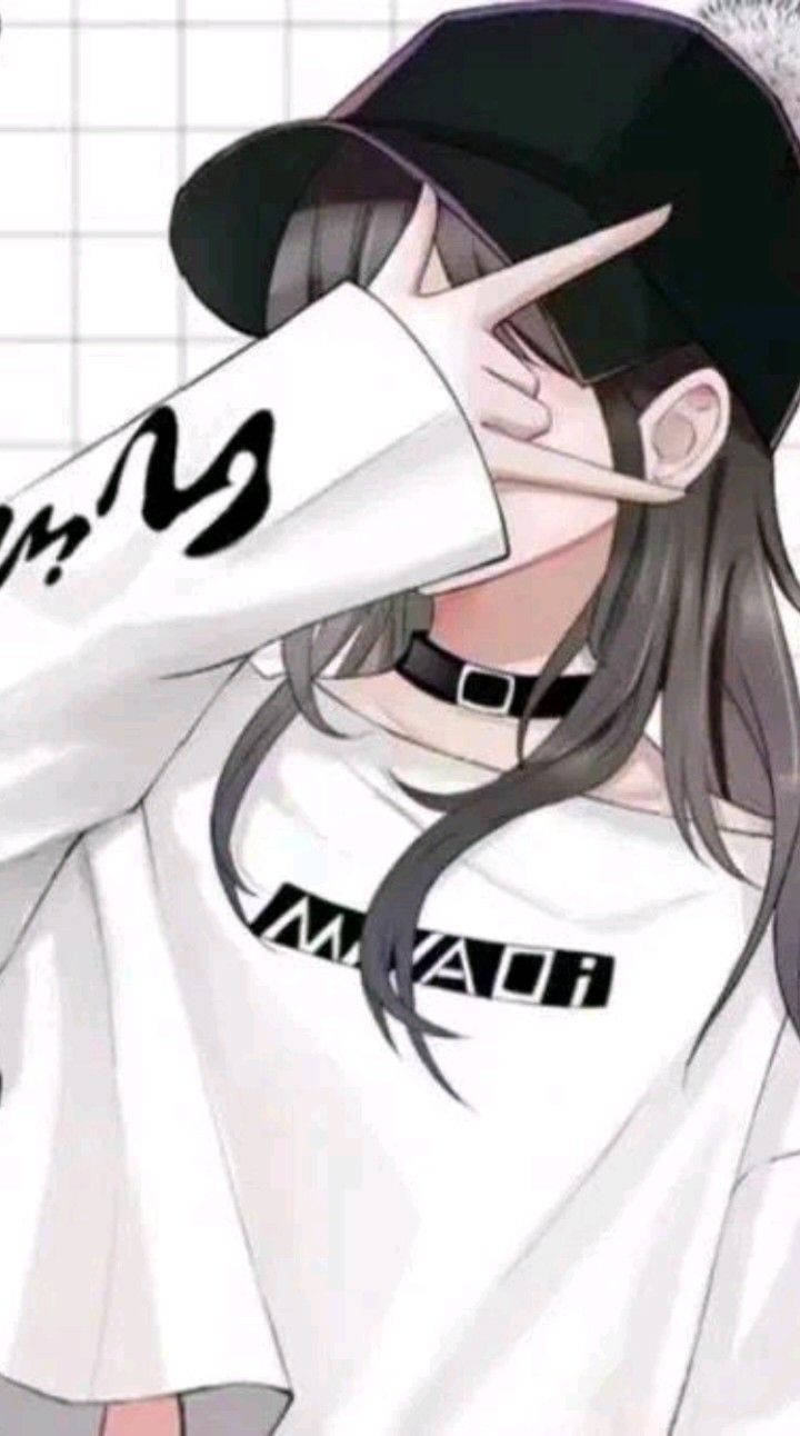 戴黑色帽子和白色連帽衫的動漫女孩用手做出和平手勢。
