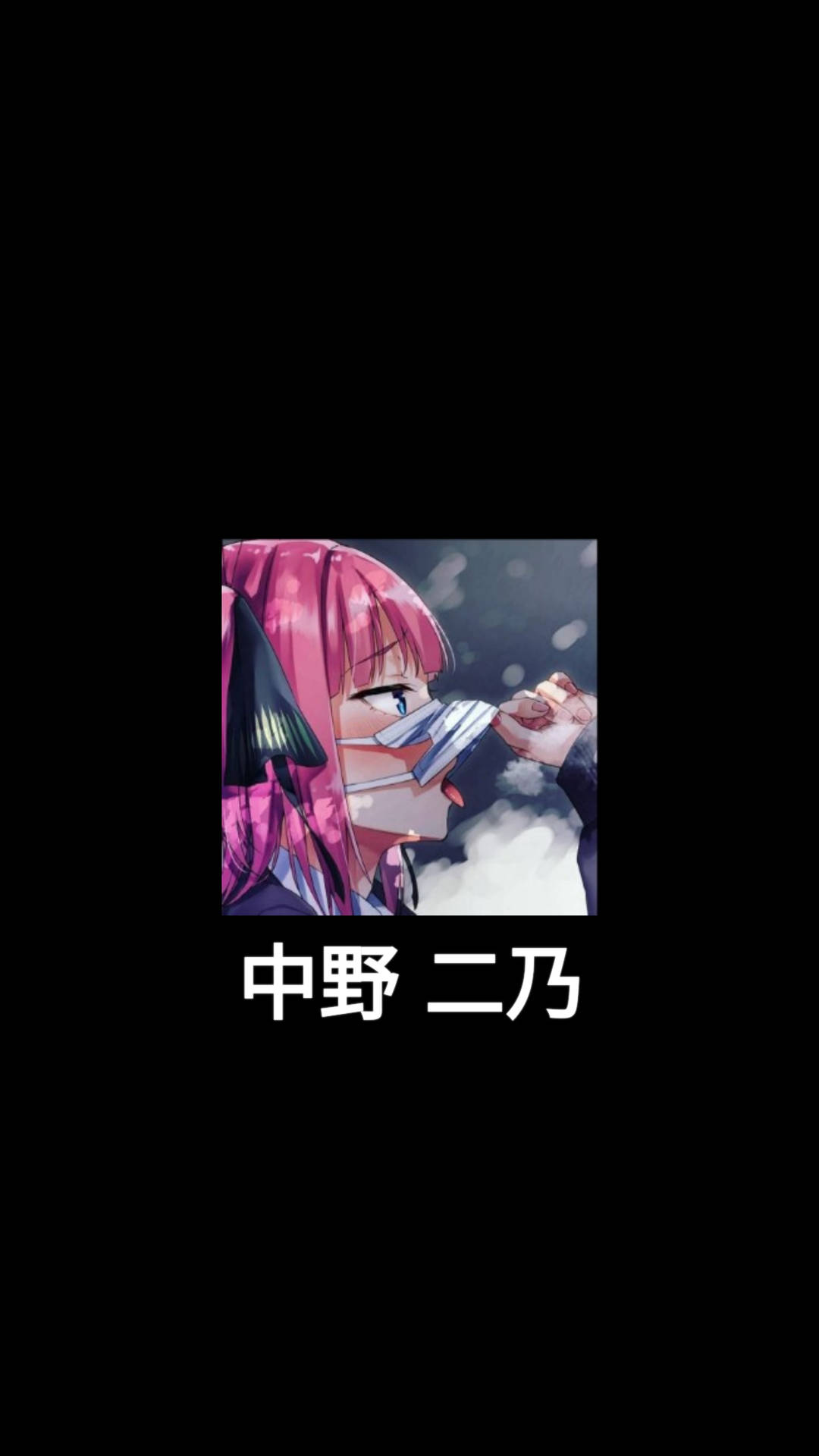 可愛中野二乃 壁紙 — 粉紅色頭髮的動漫女孩在雪景背景下，伴隨著柔和發光的燈光，從杯子裡啜飲。