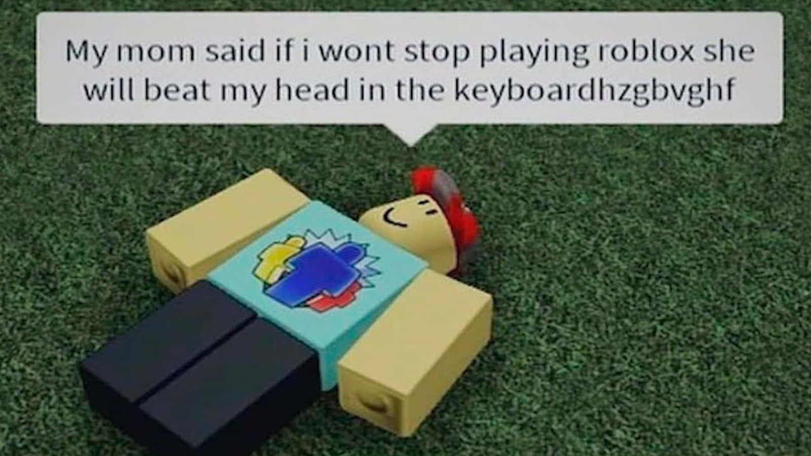 可愛兒童 Roblox 玩家圖片 壁紙 — 一個Roblox頭像面朝下躺在綠色草地上，對話框寫著媽媽會用頭撞鍵盤。