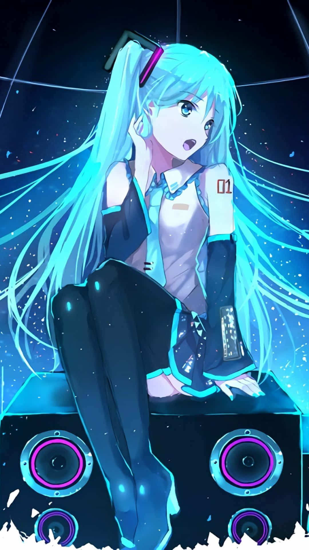 可愛初音未來手機壁紙 壁紙 — 動漫女孩，螢光青色頭髮，坐在發光的揚聲器上，背景是星光燦爛的數碼夜空。