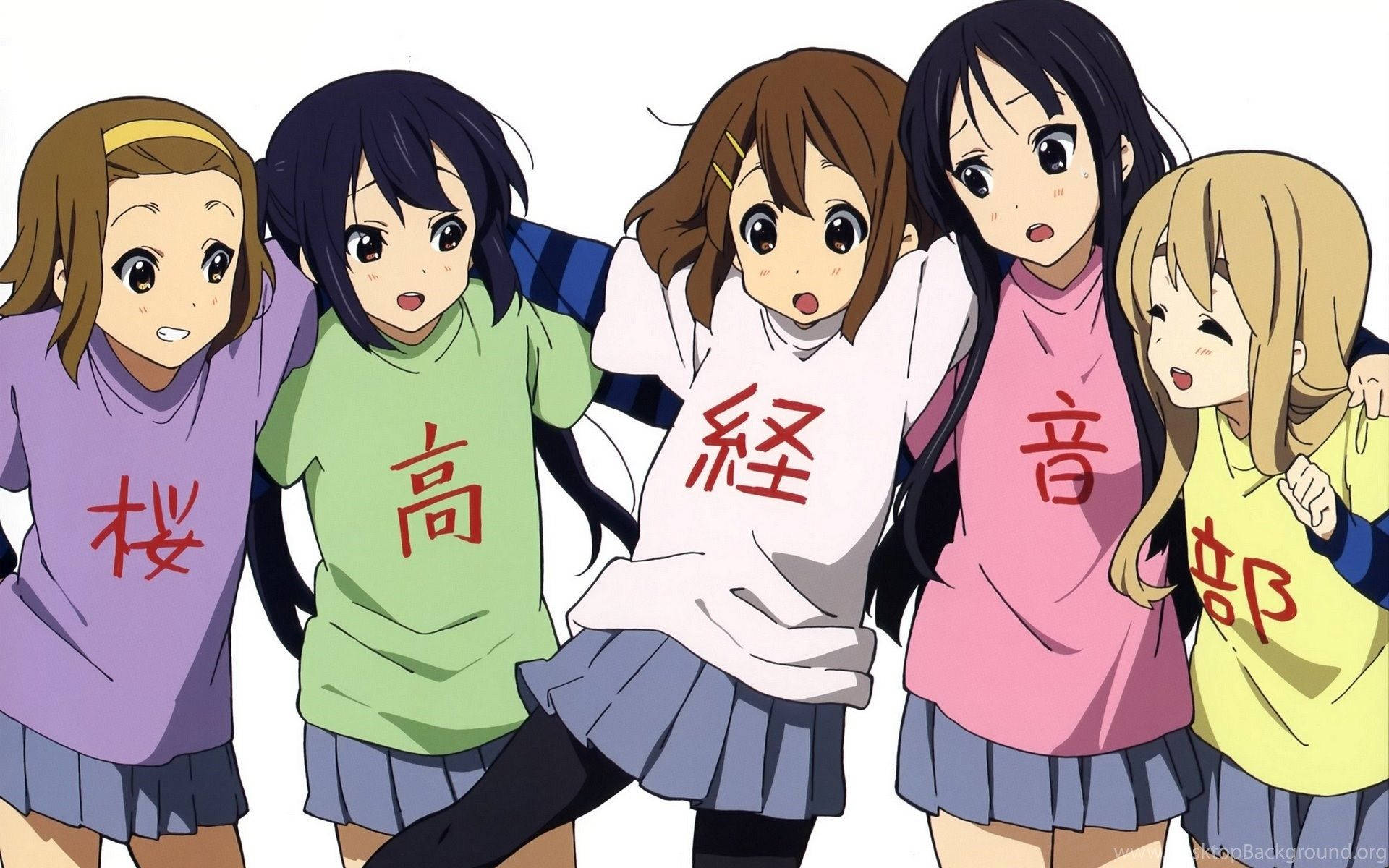 可愛動漫《K-ON！》角色群像 壁紙 — 五個動畫女孩穿著色彩繽紛的會社襯衫，在純白色背景前擠在一起，露出驚訝的表情。