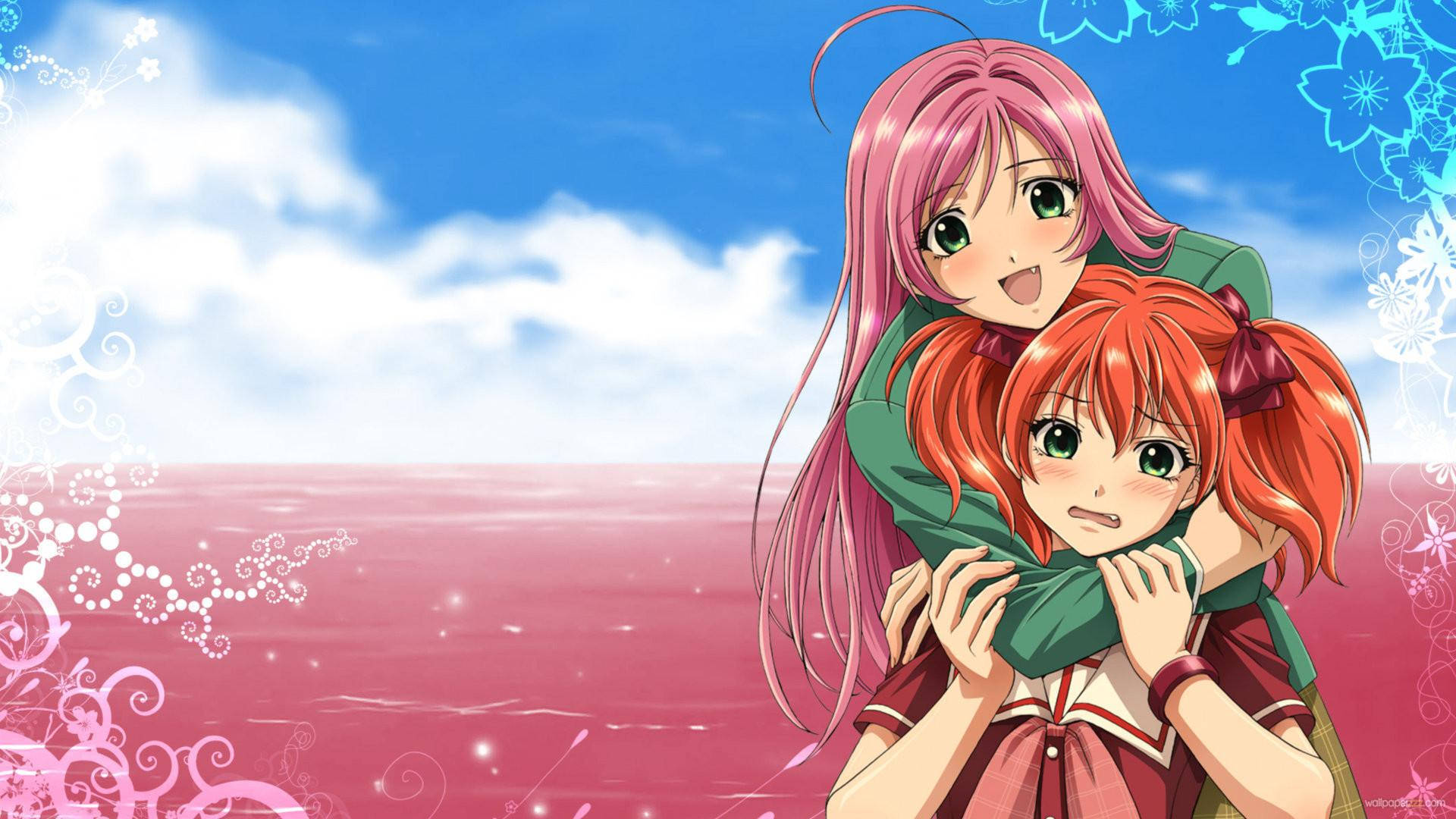 可愛動漫《Rosario + Vampire》的友人帳與可可 壁紙 — 兩個動漫女孩在明亮的藍天和粉紅色的海洋背景下，帶著花卉邊框裝飾，快樂地擁抱。
