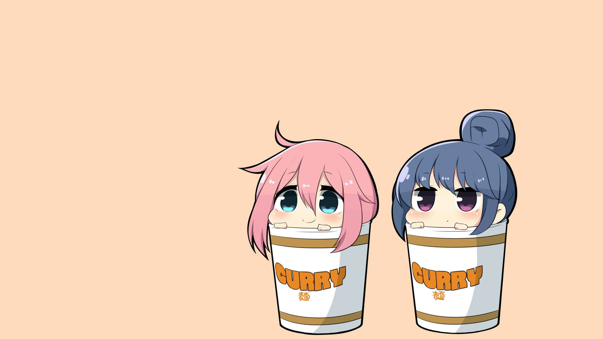 可愛動漫《Yuru Camp△》奈津子與 Rin 喝咖喱 壁紙 — 兩個動漫風格女孩，分別有粉紅色和藍色頭髮，在柔和蜜桃色背景前從咖哩杯邊緣探出頭來。