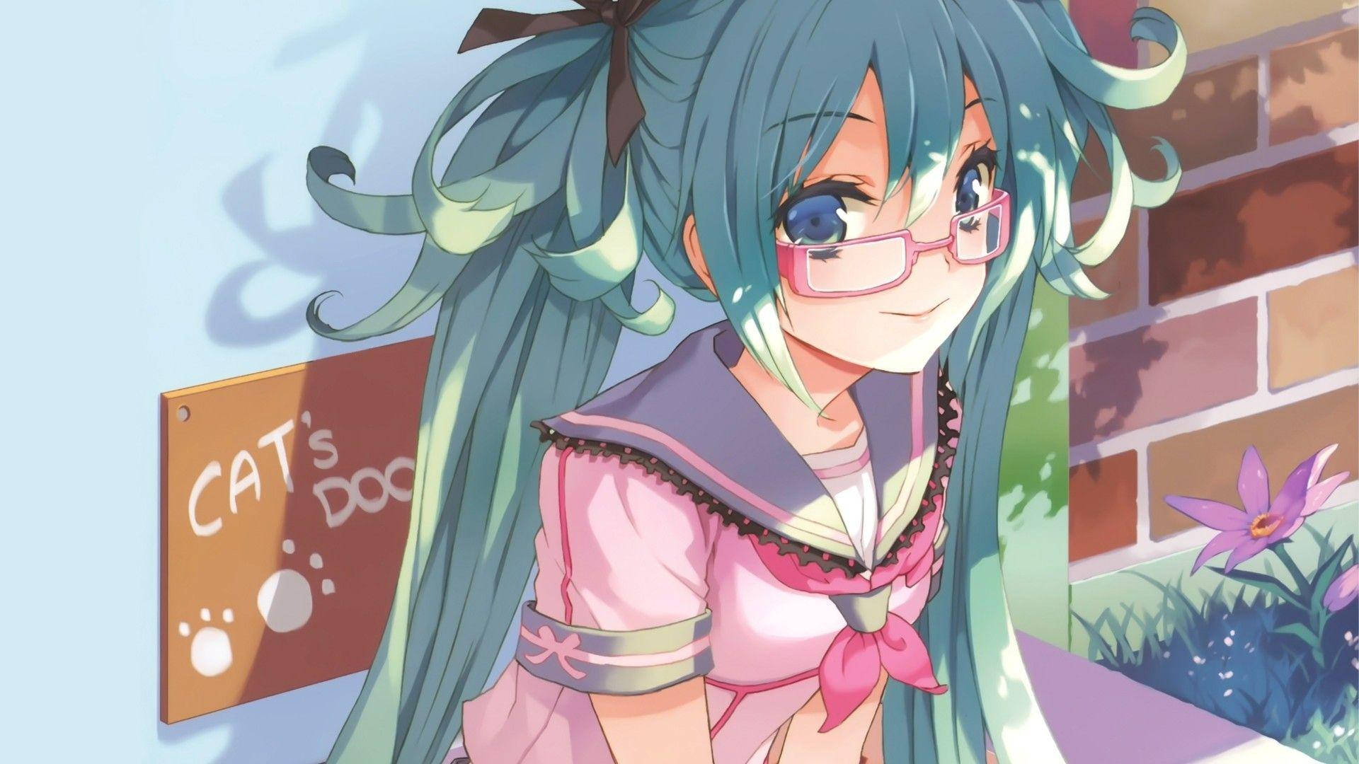 可愛動漫Hatsune Miku校服 壁紙 — 一個開心的動漫女孩，擁有青色頭髮和粉紅色眼鏡，在磚牆和貓狗標誌旁邊微笑。