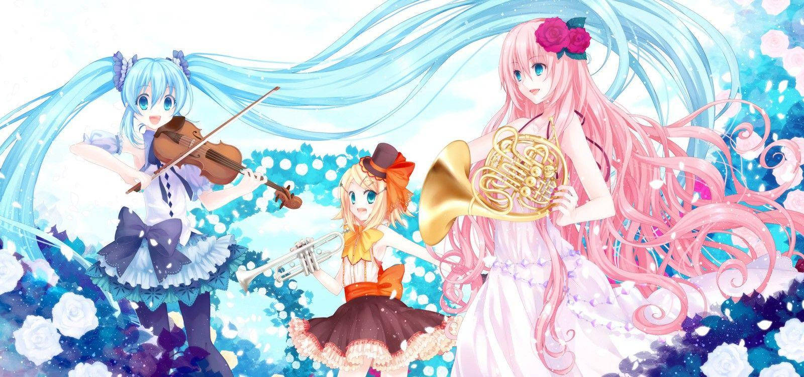 可愛動漫Vocaloid樂團演奏 壁紙 — 三位長髮飄逸的動漫女孩在閃爍的藍色花卉背景中演奏小提琴和號角。
