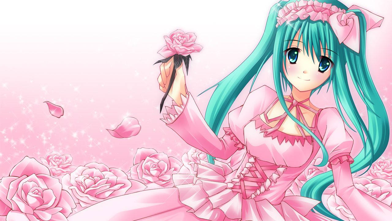 可愛動漫初音未來身穿粉裙與玫瑰 壁紙 — 一位開心的動漫女孩，擁有藍綠色頭髮和粉紅色連衣裙，在一片粉紅色玫瑰和飄浮花瓣中手持一朵玫瑰。