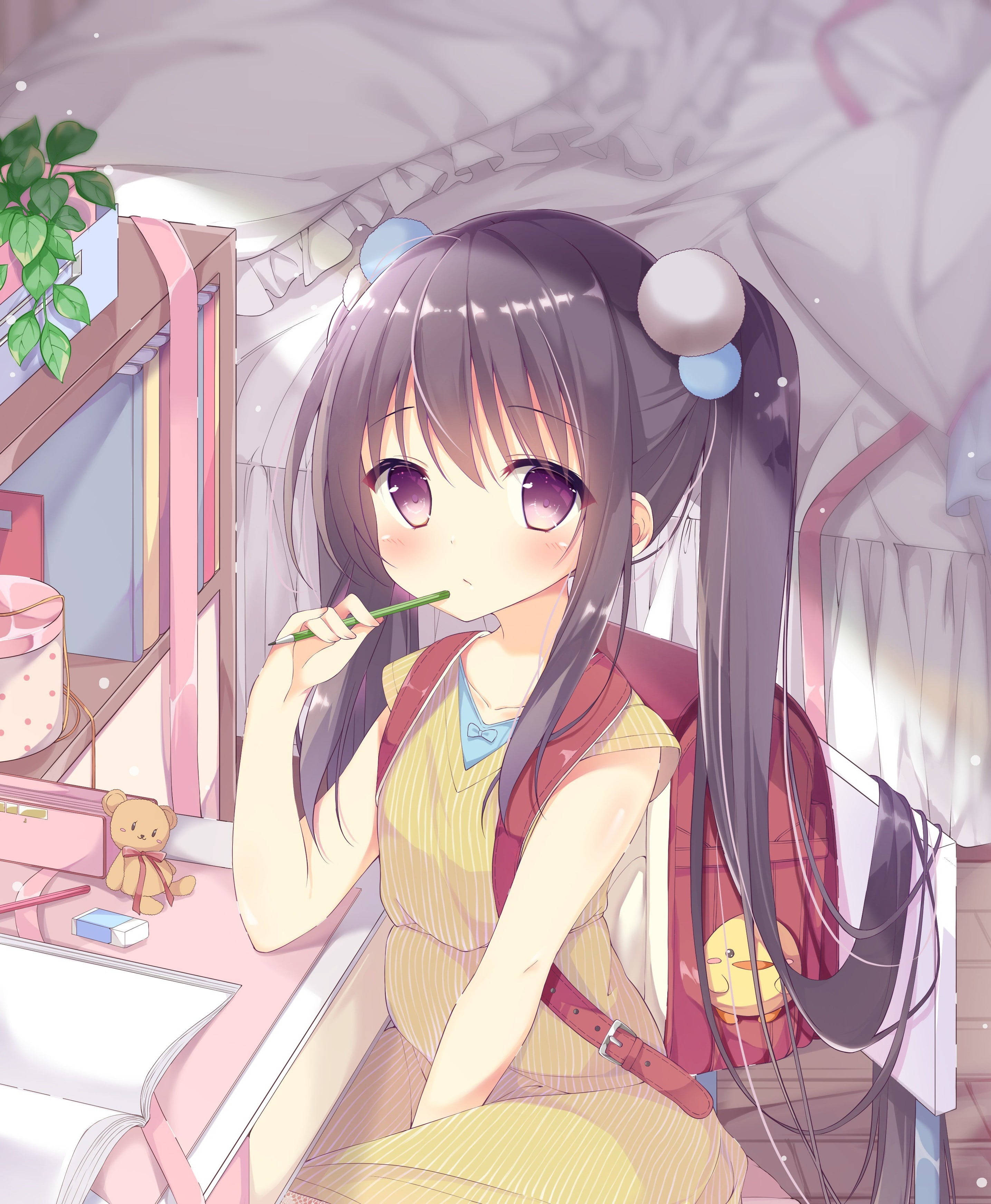 可愛動漫女孩 壁紙 — 一個可愛的動漫女孩，紫色眼睛，雙馬尾，坐在粉紅色的書桌前，在舒適的臥室裡，拿著一支綠色鉛筆。