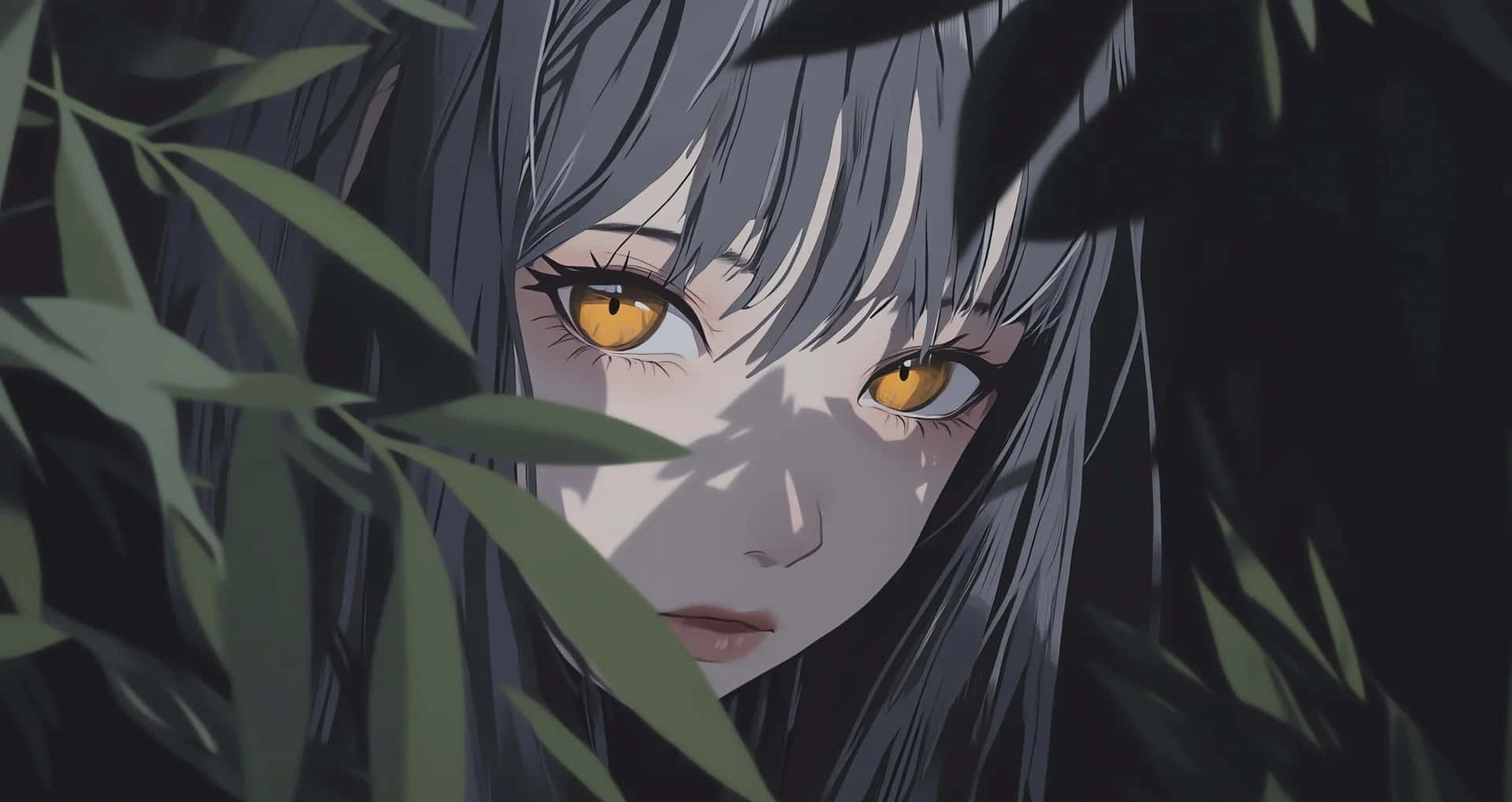 可愛動漫女孩壁紙 / 4K 壁紙 — 一個蒼白的動漫女孩，銀色頭髮和發光的琥珀色眼睛，在陰暗的森林中透過深綠色樹葉窺視。