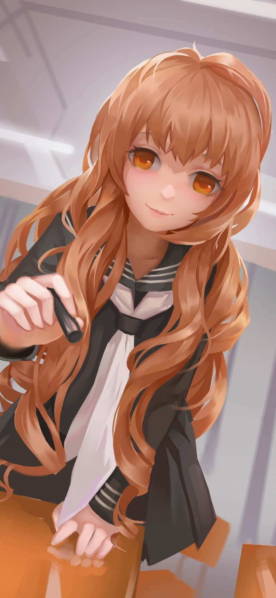橙色頭髮的動漫女孩穿著校服微笑著拿著筆。