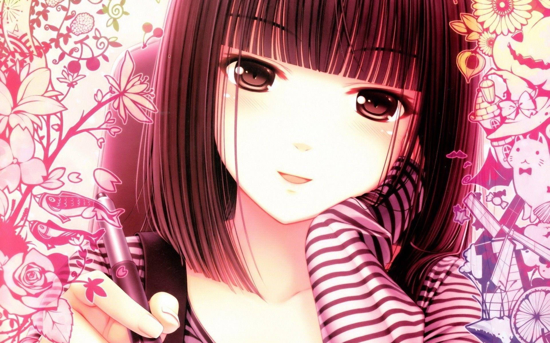 可愛動漫女孩手持筆與塗鴉 壁紙 — 一位年輕的動漫女孩，深色頭髮，穿著條紋襯衫，手持筆，周圍環繞著粉紅色花卉和奇思妙想的插圖。