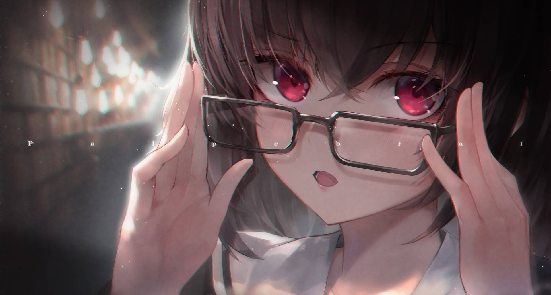 紅眼動漫女孩在圖書館抬起眼鏡