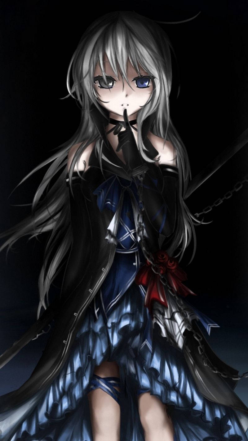 動漫女孩，銀色頭髮和藍色眼睛，穿著深色哥德式服裝，將手指放在嘴唇上。