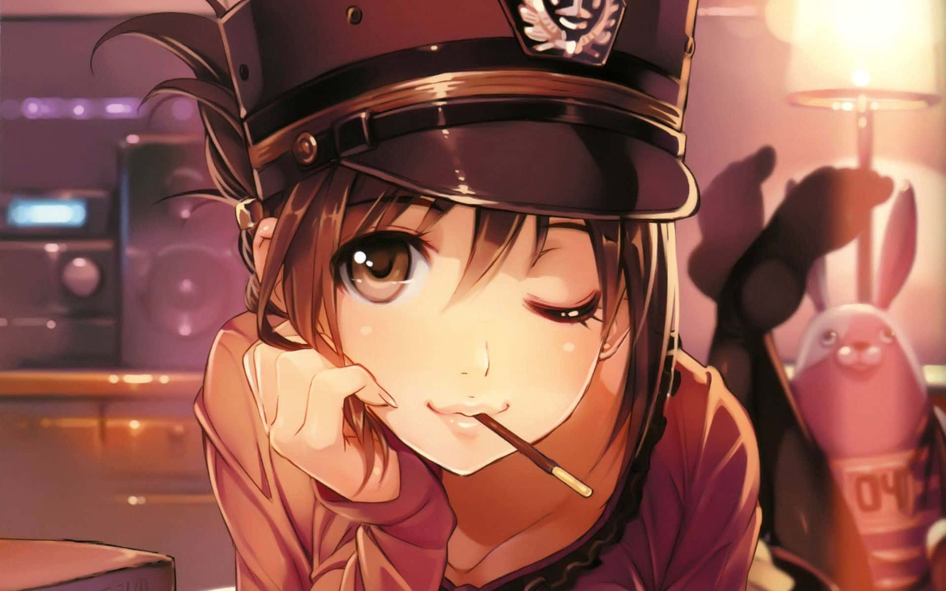戴警察帽的動漫女孩在室內柔和燈光下抽煙。
