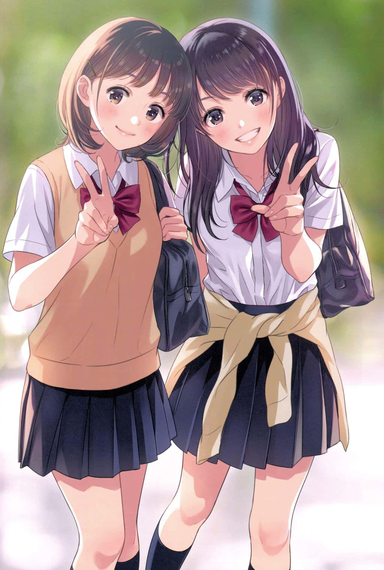 兩個動漫女學生微笑著一起做出和平手勢。