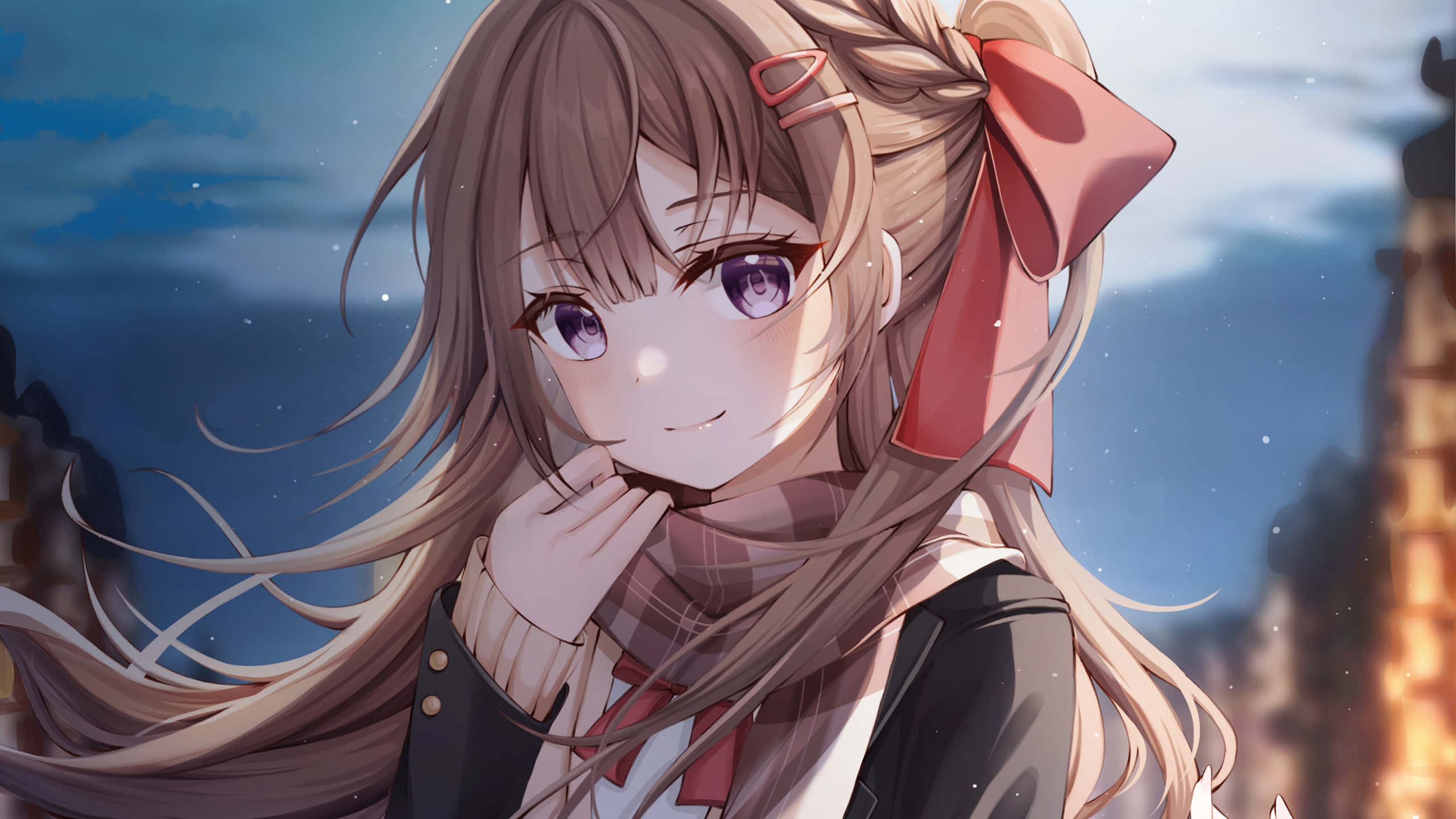 可愛動漫少女射箭 壁紙 — 長棕色頭髮和紫色眼睛的動漫女孩，在暮色城市景觀中戴著紅色蝴蝶結和格子圍巾，溫柔地微笑。