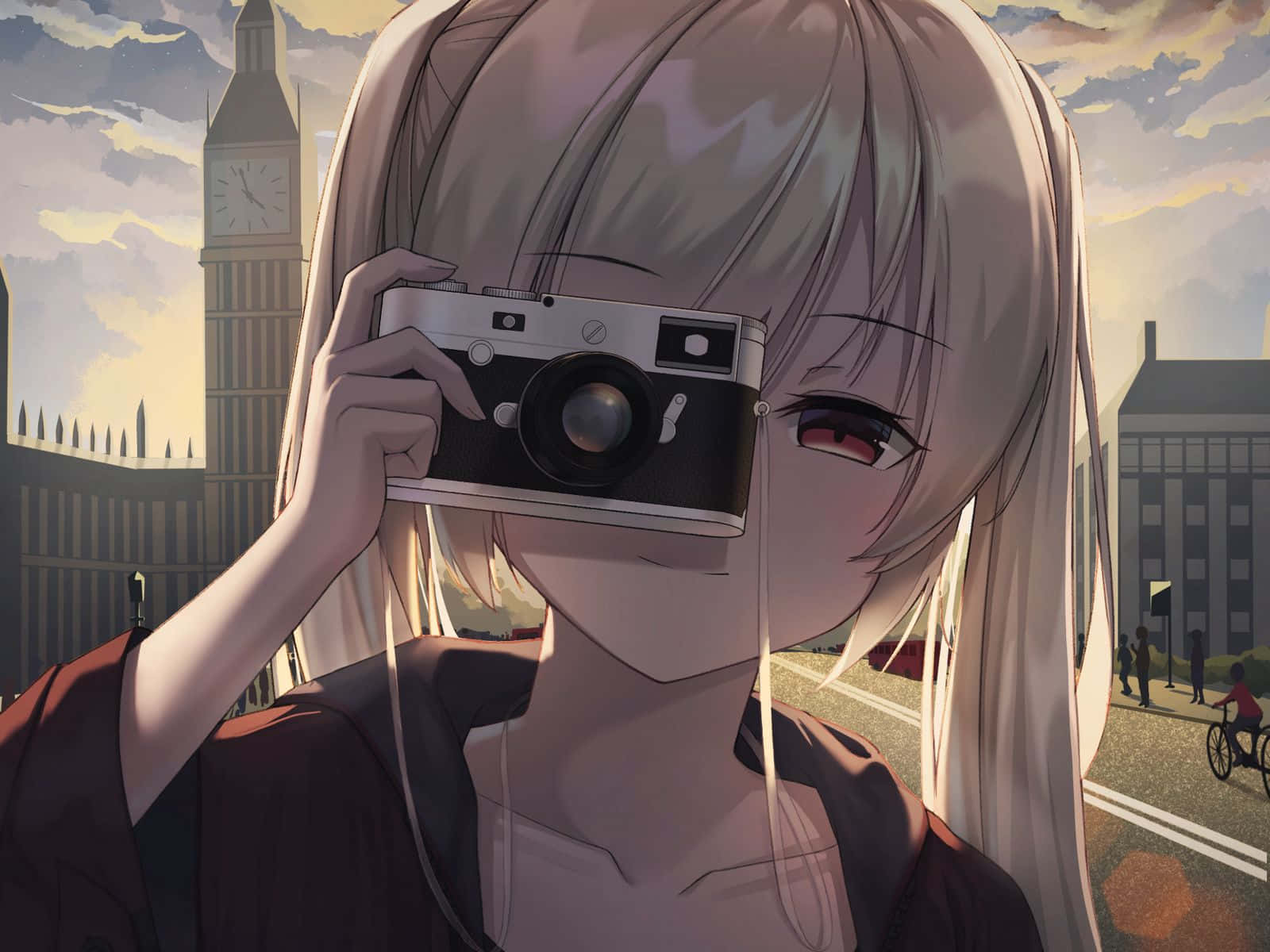 可愛動漫少女欣賞美麗風景 壁紙 — 一位銀髮動漫女孩在黃金時段的倫敦天際線背景下，將一部復古相機舉到臉前。