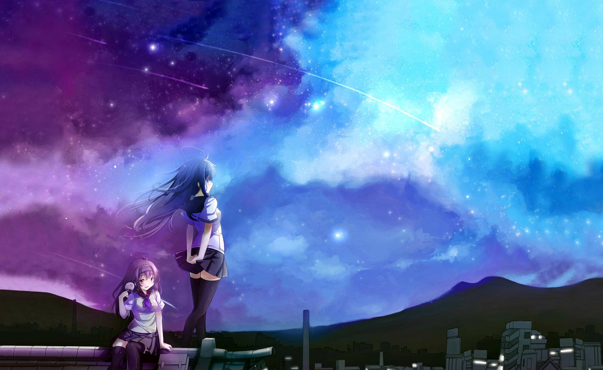 可愛動漫最佳朋友仰望星空 壁紙 — 兩個動漫女孩仰望城市景觀和山丘上方充滿宇宙軌跡的鮮豔星空。