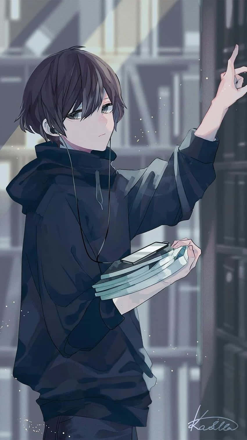 可愛動漫男孩 壁紙 — 一個穿著深色連帽衫的年輕動漫男孩，在模糊的圖書館環境中拿著書本，表情若有所思地向上指著。