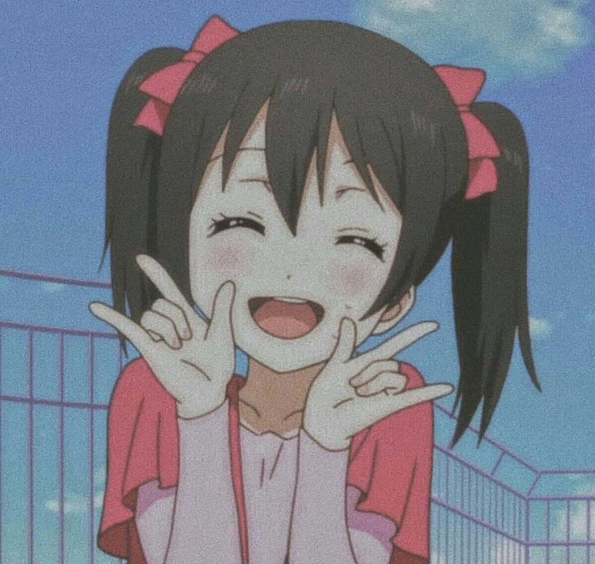 可愛動漫角色 壁紙 — 一個開心的動漫女孩，黑色雙馬尾和粉紅色蝴蝶結，在藍天下咧嘴笑著比出和平手勢。