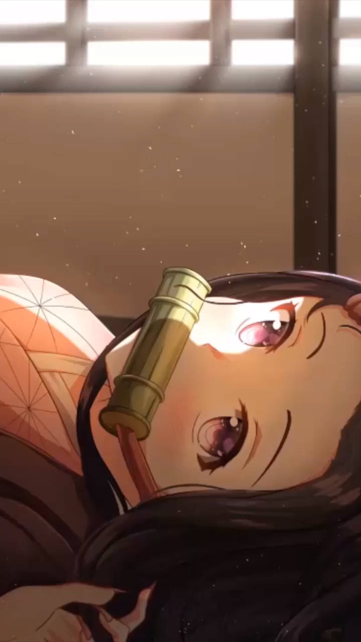 紫眼動漫女孩在陽光窗邊將頭靠在竹管上。 — 可愛動漫頭像gif 壁紙