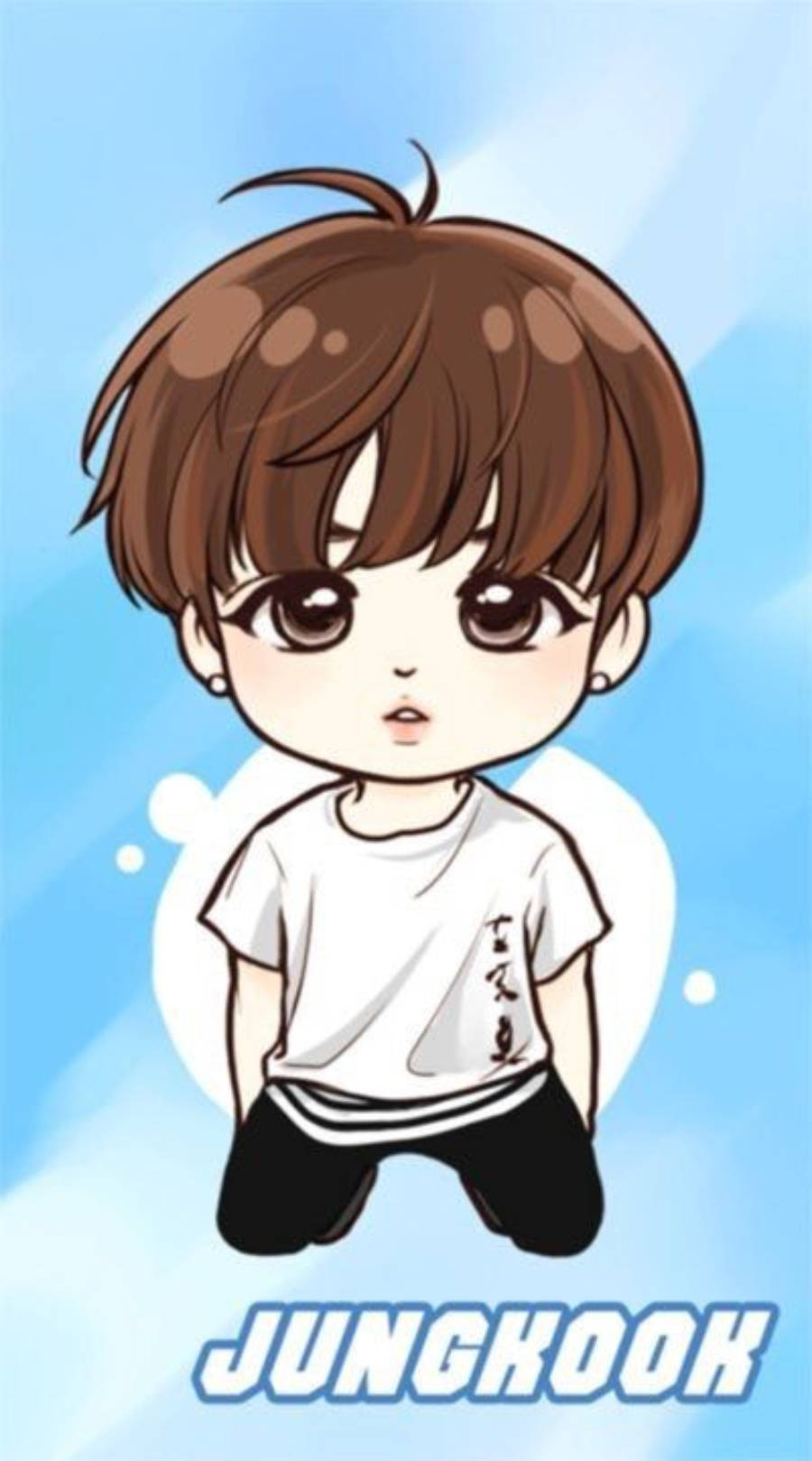 可愛動漫風 Jungkook 藍色美學 壁紙 — Chibi動漫男孩，棕色頭髮，大眼睛，穿著白色T恤和黑色褲子，背景是柔和的藍色漸變。