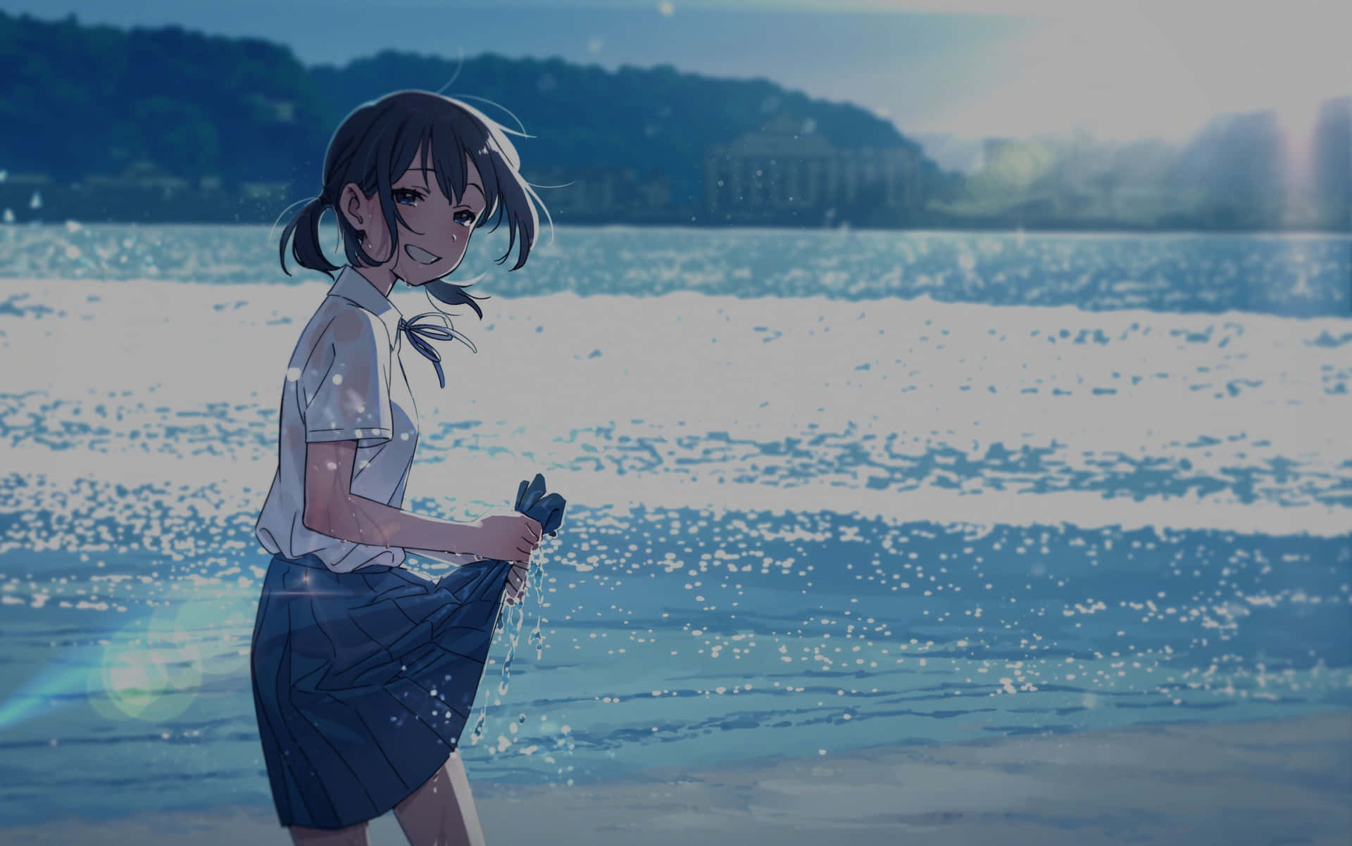 穿著校服的動漫女孩在海灘上微笑，海浪在她腳邊濺起水花。