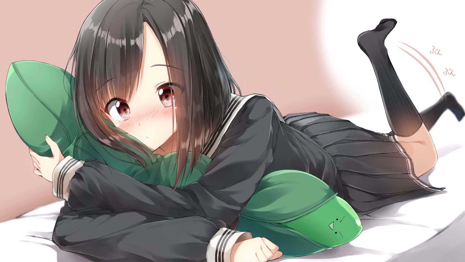 動漫女孩穿校服趴在床上抱綠色枕頭