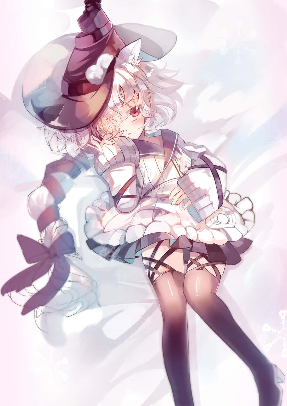 可愛動畫女巫藝術 壁紙 — 一個可愛的白髮紅眼動漫女巫坐在雪景中，戴著紫色帽子和褶邊服裝。
