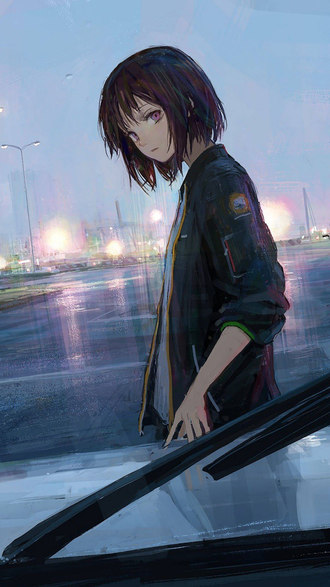 穿著雨衣的動漫女孩在黃昏的雨城中靠著車，周圍有發光的燈光。