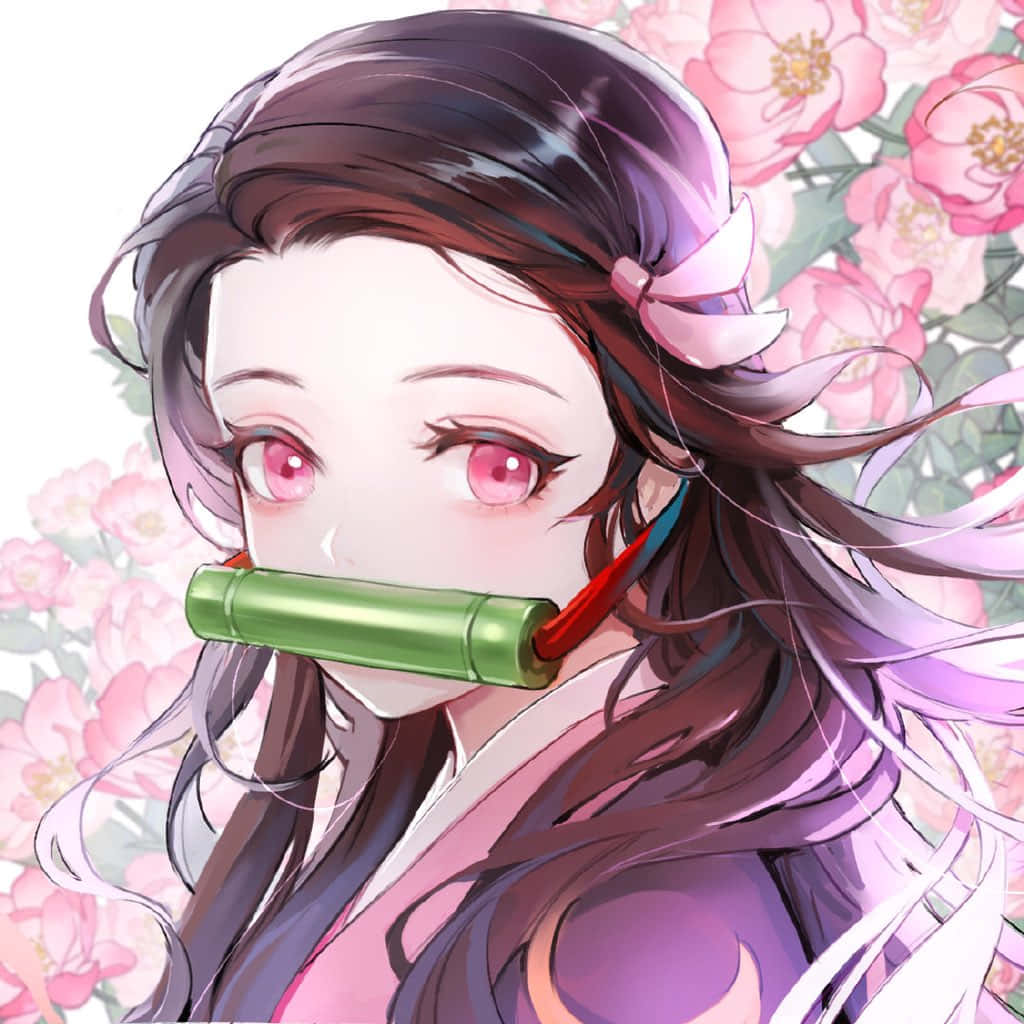 粉紅眼睛、戴著竹製口塞的動漫女孩，被粉紅花朵環繞。