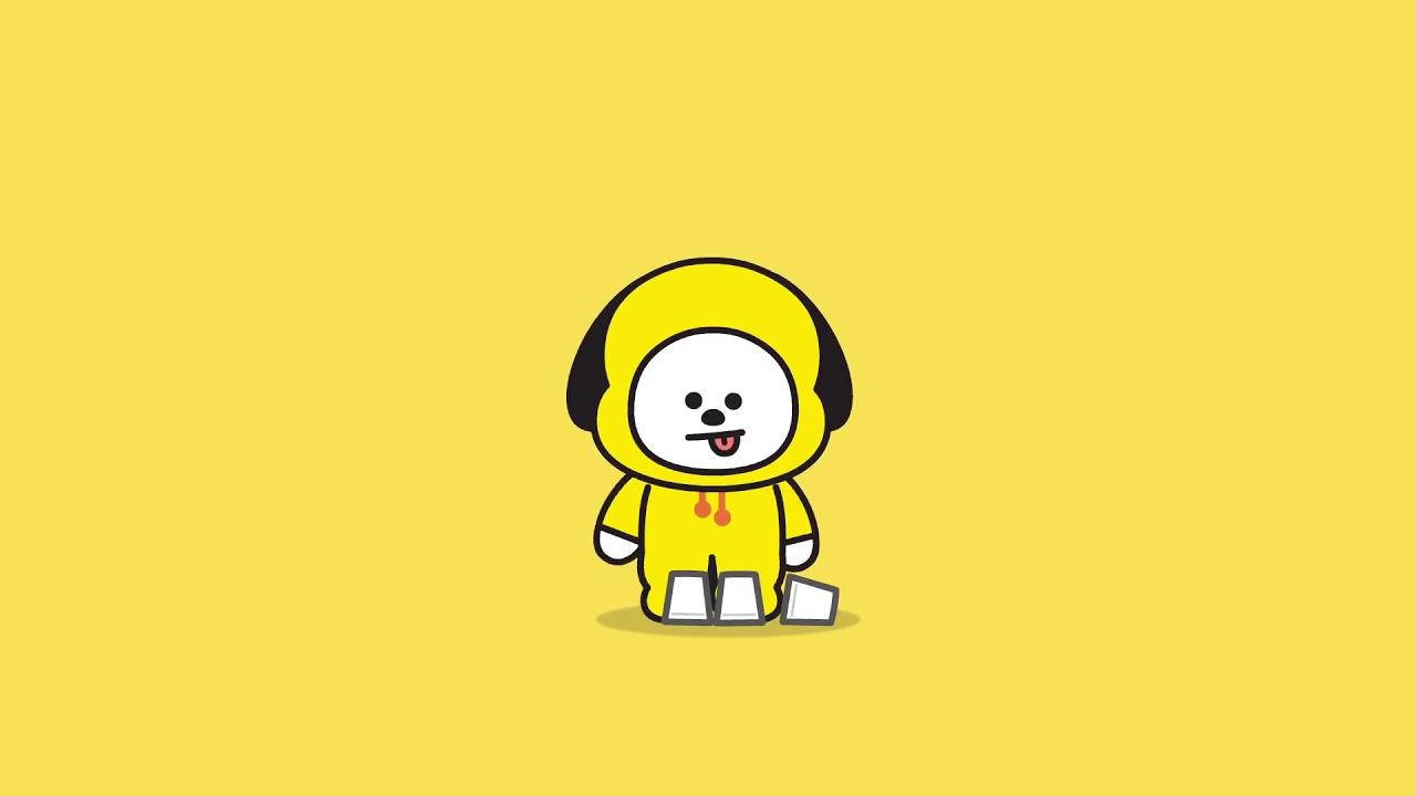 可愛卡通奇米 BT21 壁紙 — 一隻穿著黃色連帽衫的快樂卡通狗，開心地坐在純黃色背景前。