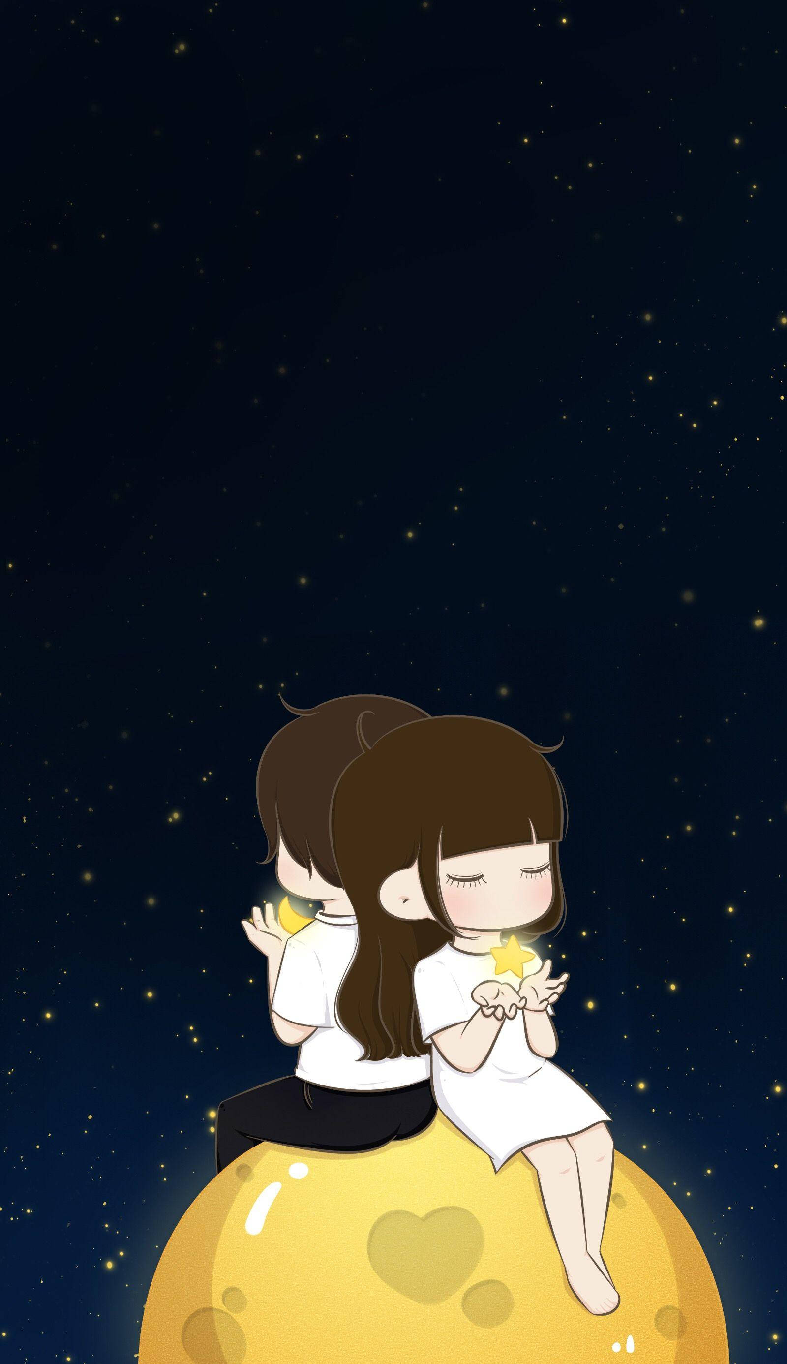 可愛卡通情侶在月球 壁紙 — 兩個動漫風格的小孩坐在月亮上，手持發光的星星，背景是繁星點點的夜空。