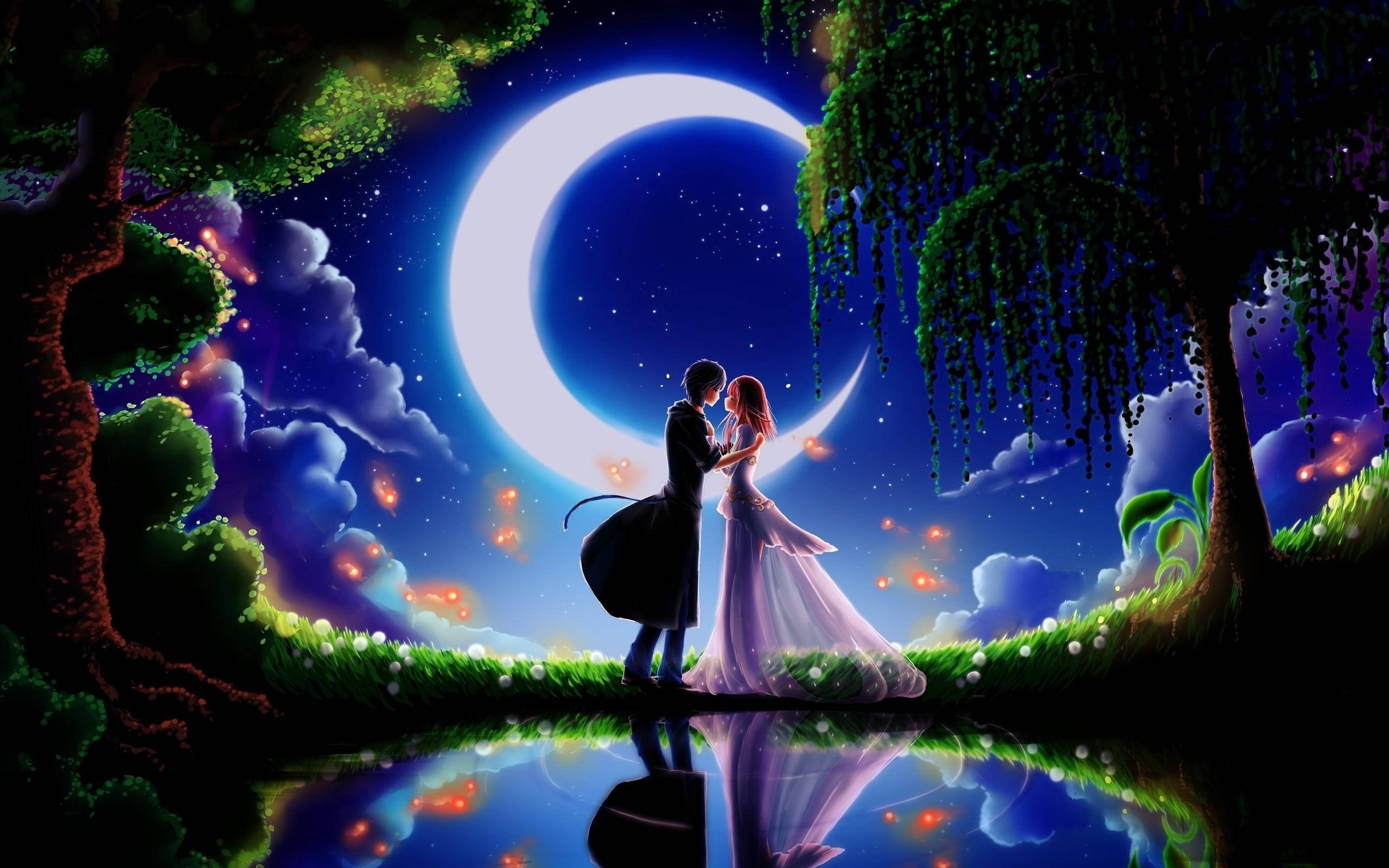 可愛卡通情侶湖畔夜景 壁紙 — 一對浪漫情侶在閃爍的彎月下擁抱，彎月倒映在寧靜的池塘中，四周環繞著茂密的樹木和飄浮的螢火蟲。