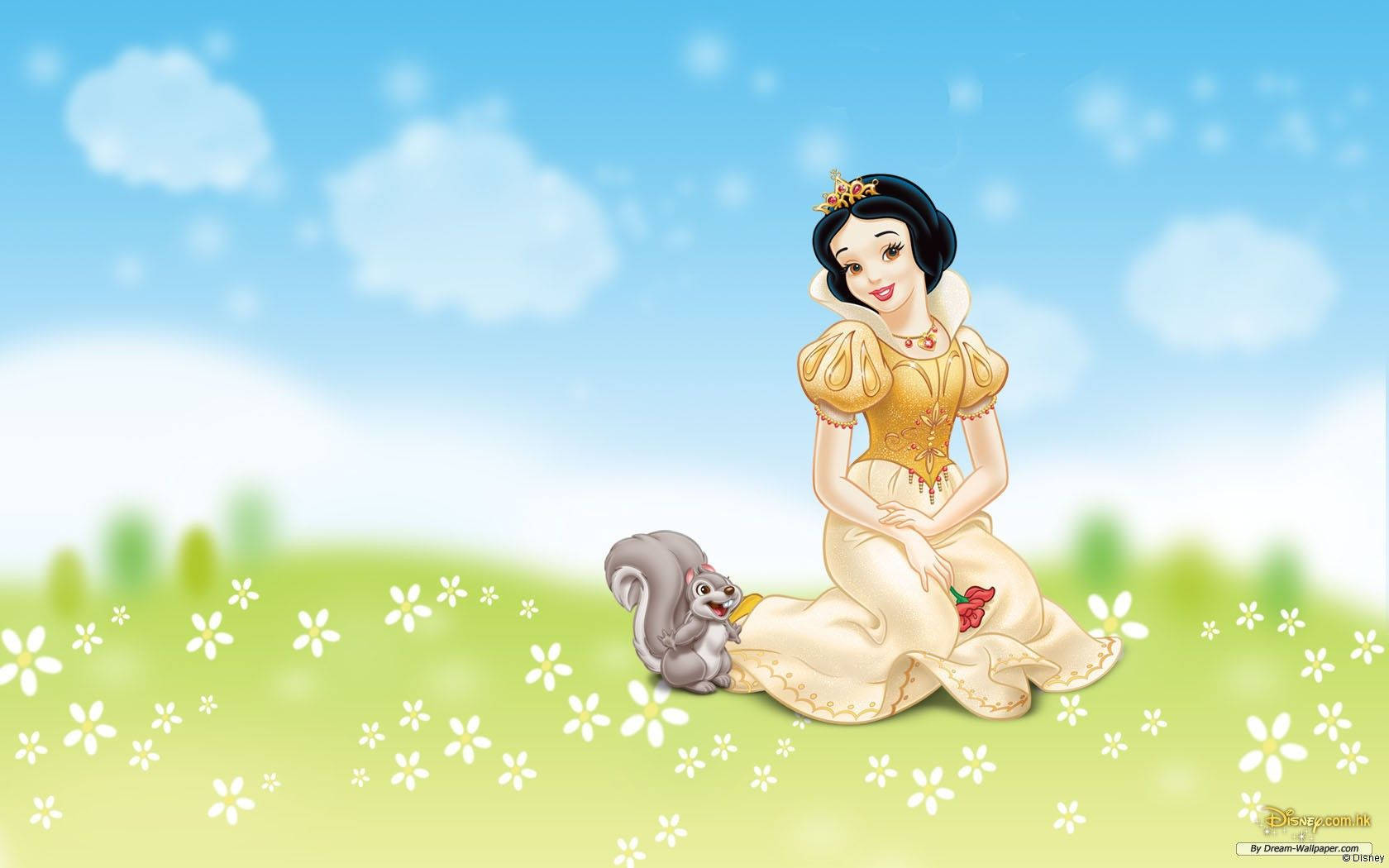 可愛卡通白雪公主 壁紙 — 白雪公主身穿金色連衣裙，優雅地坐在長滿白色花朵的草地上，一隻松鼠頑皮地靠近她。