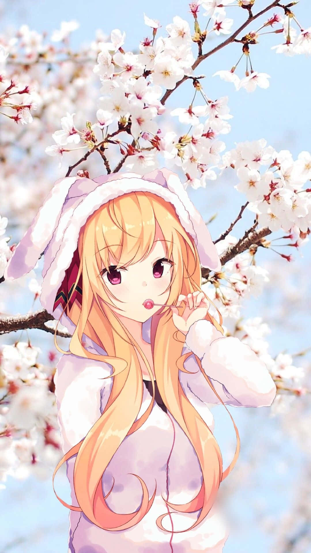 可愛又活潑的動漫少女 壁紙 — 一個開朗的動漫女孩，長長的金髮和兔耳，站在盛開的櫻花樹下，拿著棒棒糖，背景是明亮的藍天。