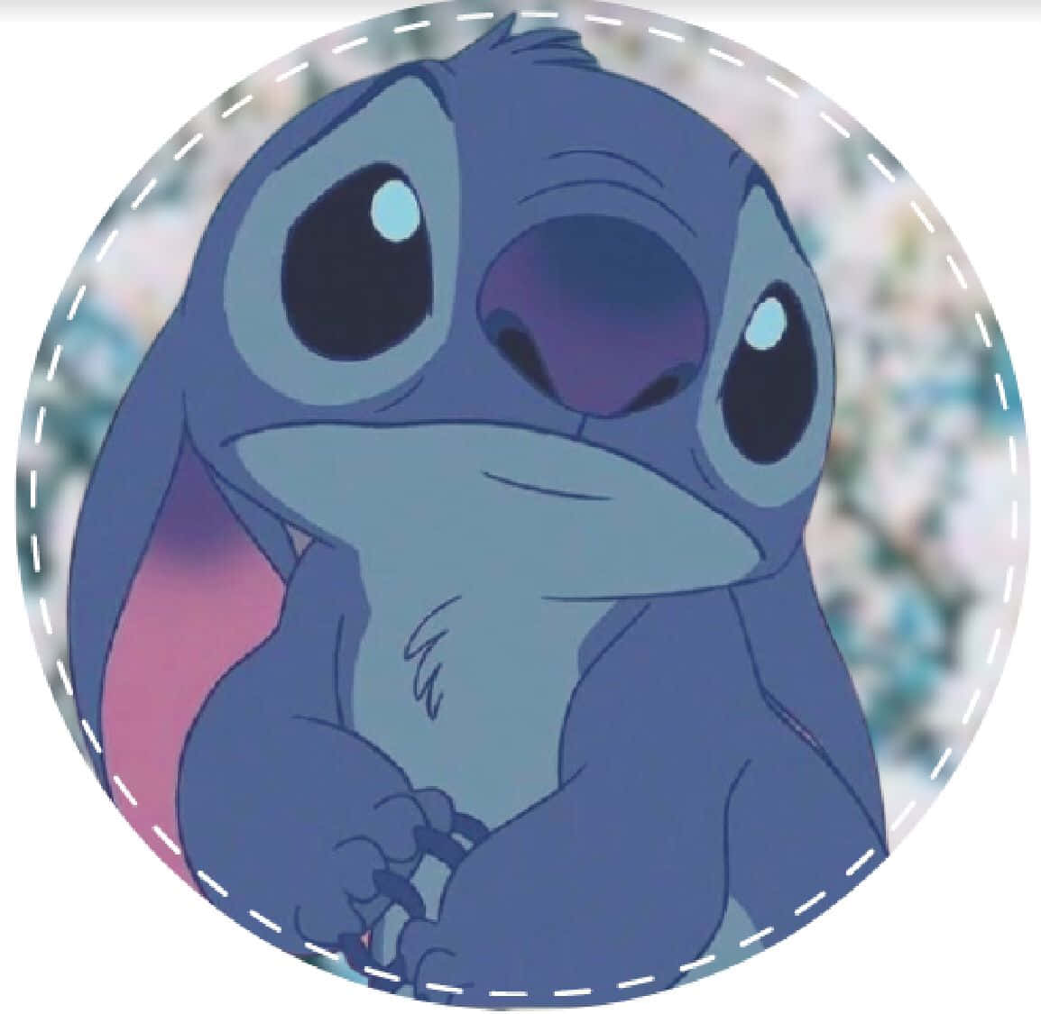 可愛又調皮的外星人 Stitch 壁紙 — 史迪仔（來自《扮嘢小魔星》）的近鏡，在縫合圓框內睜著大眼睛，樣子可愛又好奇。