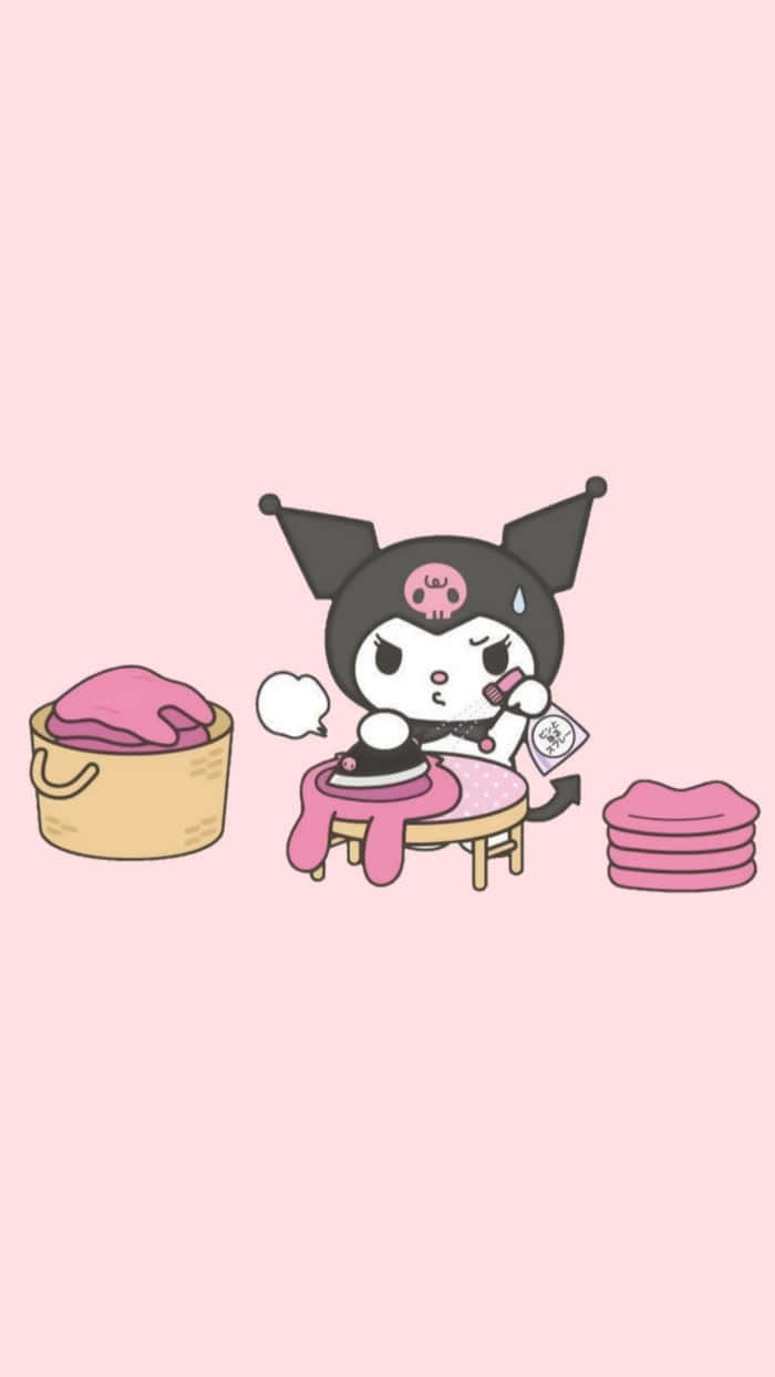 可愛又調皮的庫洛米直視前方 壁紙 — Kuromi 黑色貓咪角色在柔和的粉紅色背景前，用蒸氣熨斗熨燙粉紅色衣服，額頭上有汗珠。