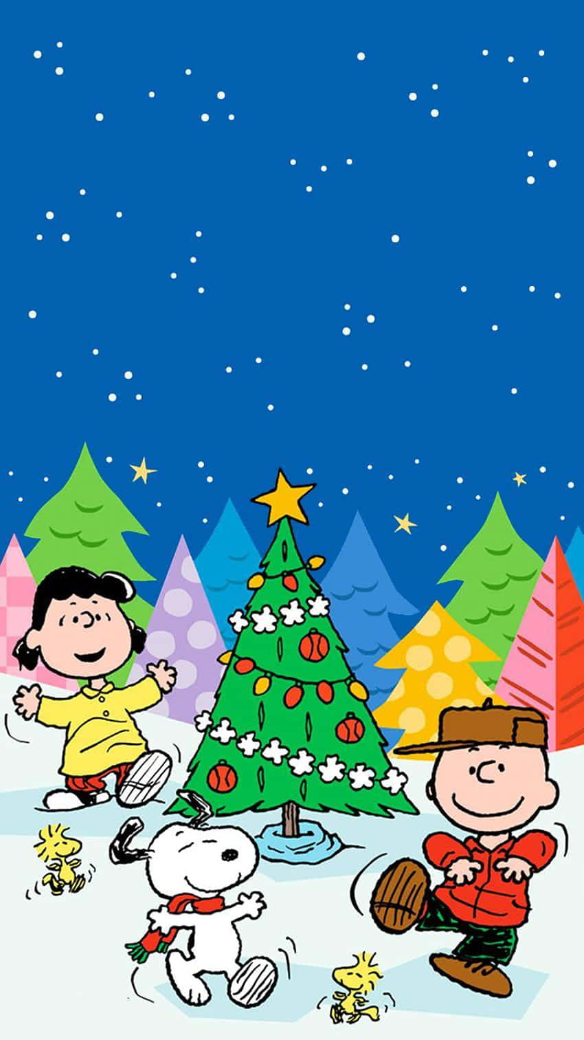 Peanuts 角色們在雪花飄飄的星空下慶祝聖誕節。