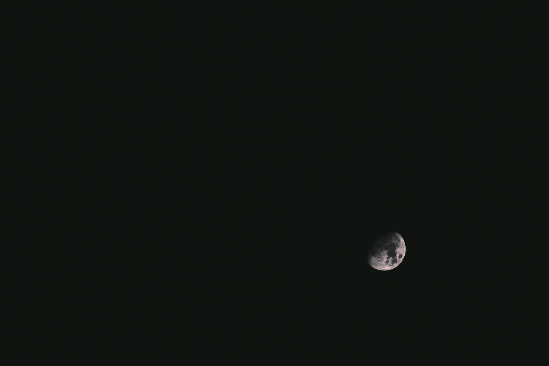 黑暗夜空中的新月
