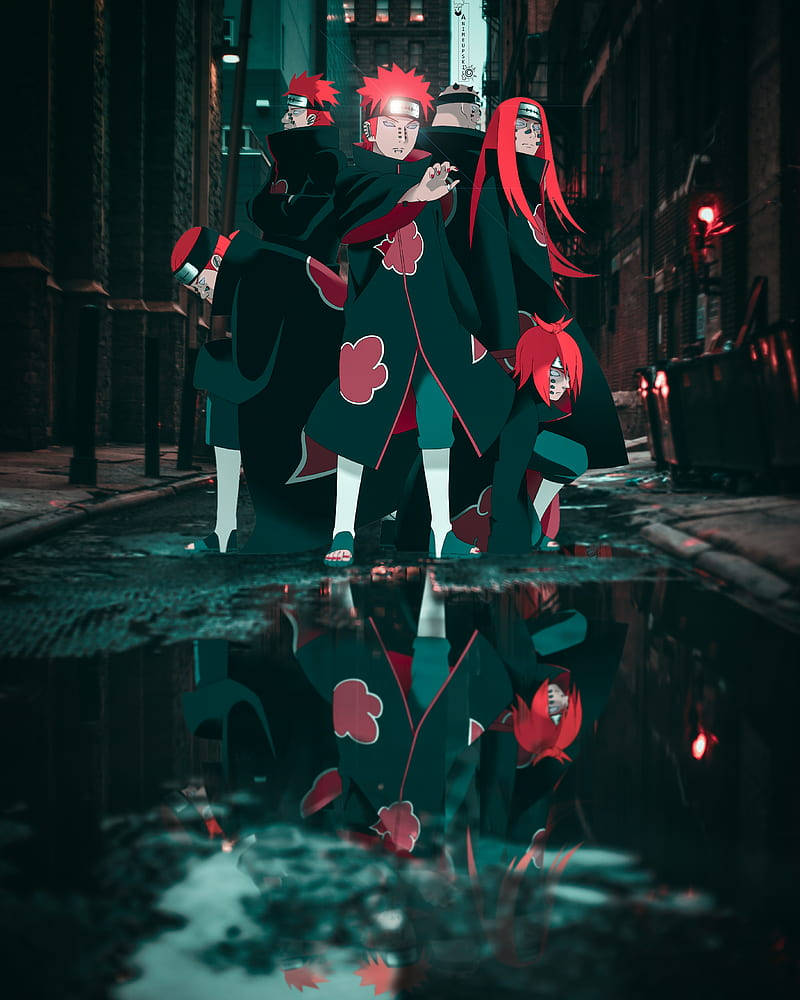 四個身穿黑色斗篷、帶有紅色雲紋的動漫人物站在下雨的小巷中，倒映在水窪中。