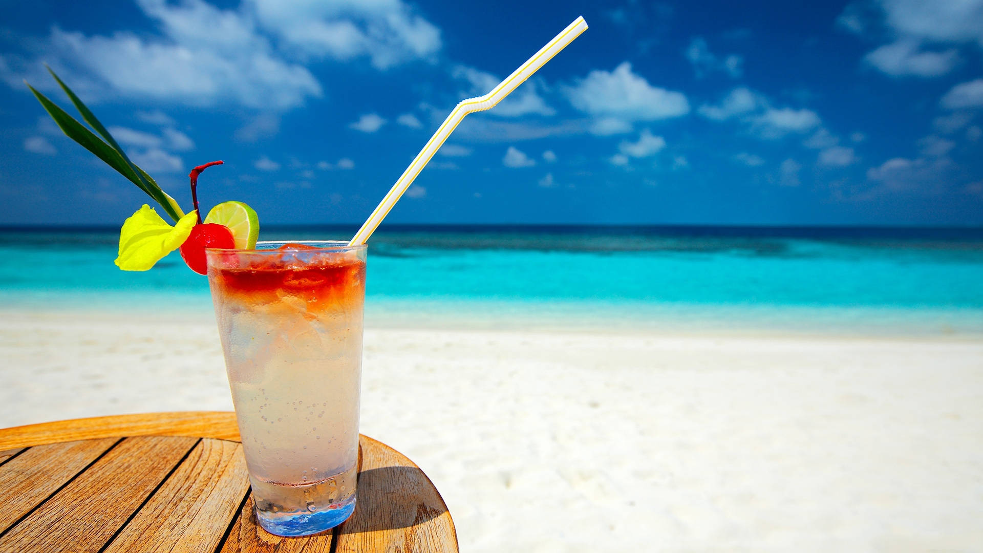 海景沙灘桌上的熱帶飲品