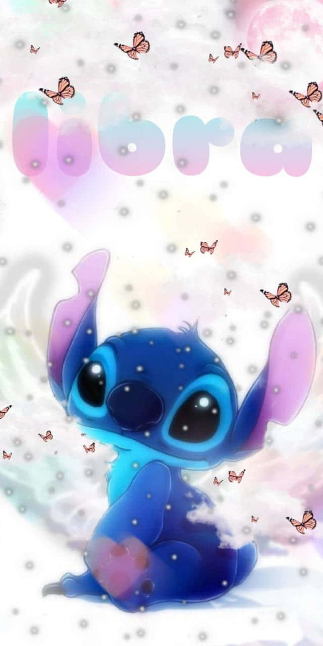 可愛天秤座史迪奇風格圖案藝術 壁紙 — 一個可愛的藍色外星人，有大眼睛，坐在蝴蝶和柔和粉彩雲朵中，上方漂浮著「libra」字樣。