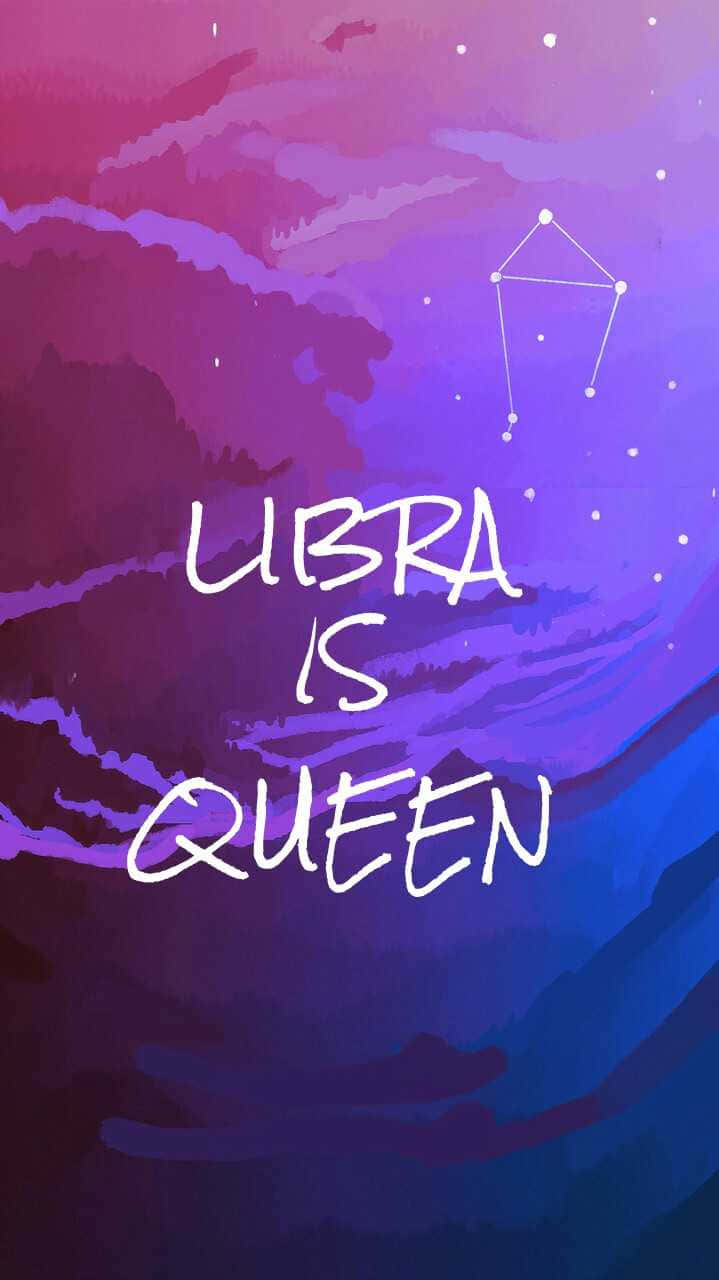 可愛天秤座星座語錄數位藝術 壁紙 — 充滿活力的紫色和藍色水彩天空，帶有白色手寫文字「LIBRA IS QUEEN」和星座輪廓。