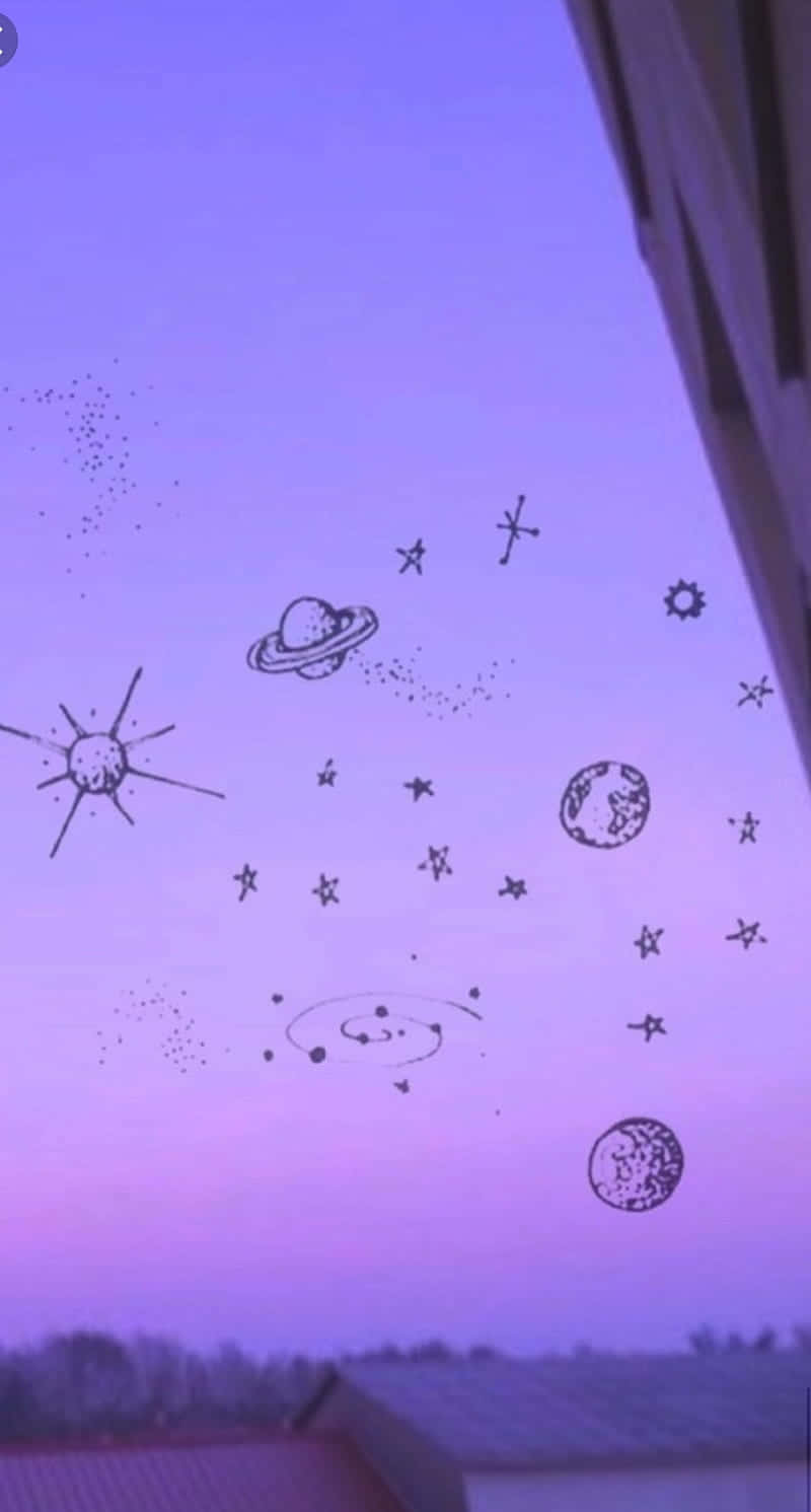 紫色嘅天空，上面有簡單嘅太空塗鴉，喺黃昏時漂浮喺屋頂上面。